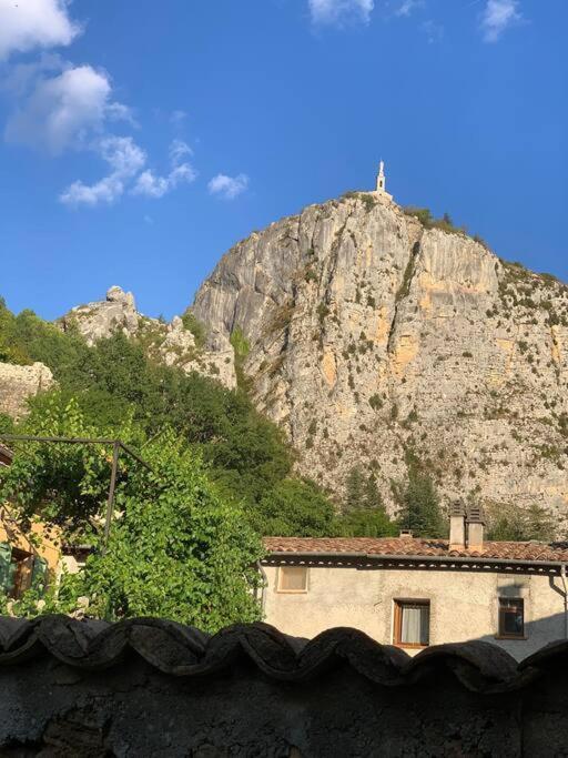 Agreable Maison De Village. Castellane Bagian luar foto